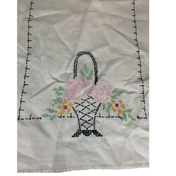 VTG Embroidered Table Runner Centerpiece Off-White Spring Basket Vase Flower 33" - Picture 1 of 3